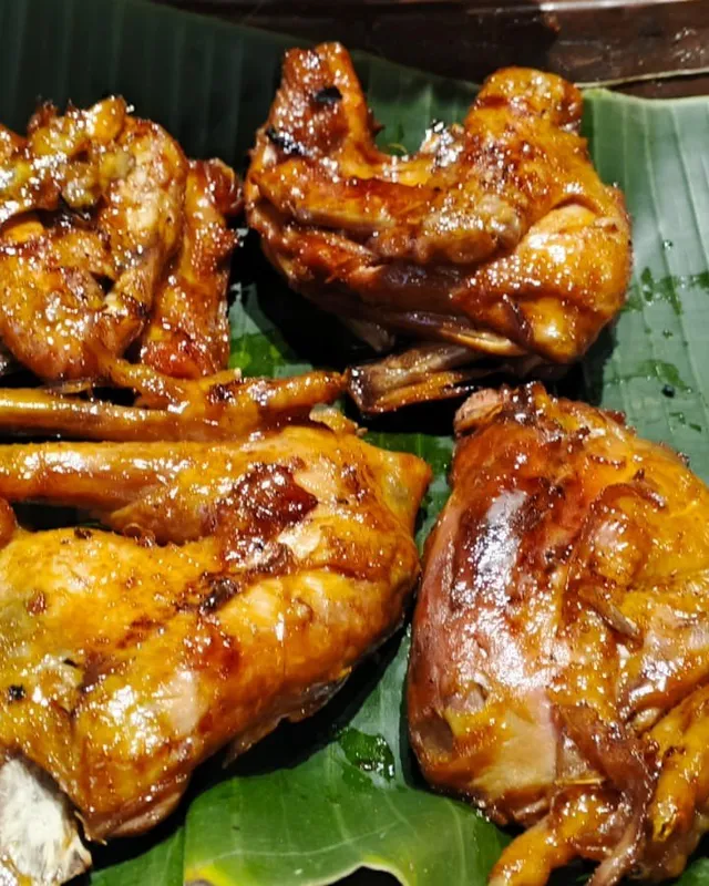 Ayam bakar berbumbu kecap di atas daun pisang