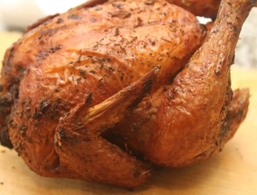 Ayam utuh matang berwarna cokelat keemasan