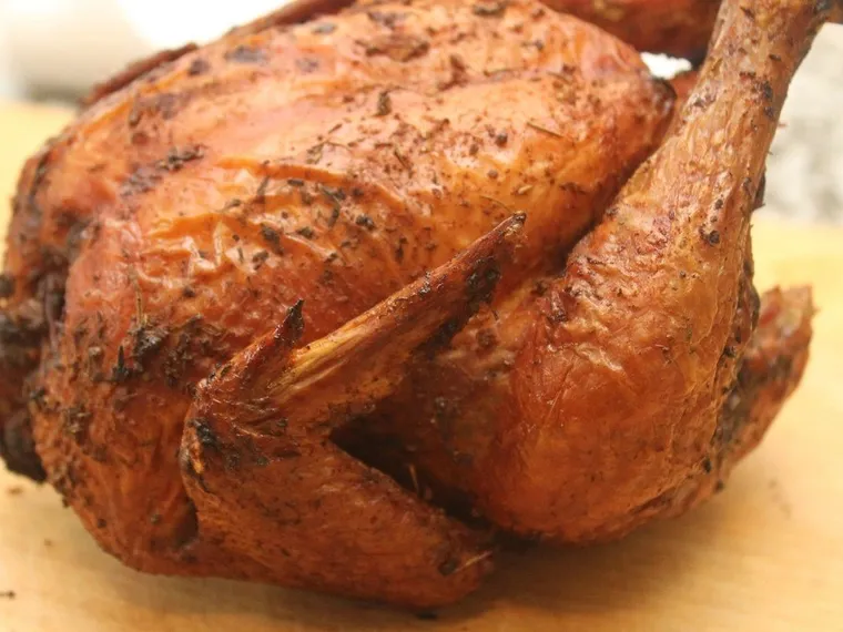 Ayam utuh matang berwarna cokelat keemasan