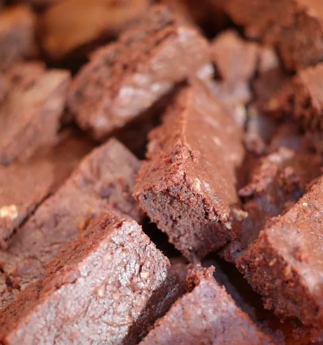 Brownies cokelat dipotong kotak-kotak