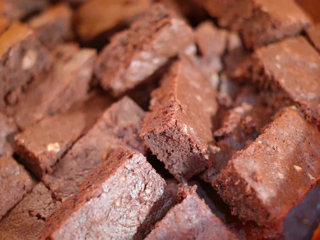 Brownies cokelat dipotong kotak-kotak