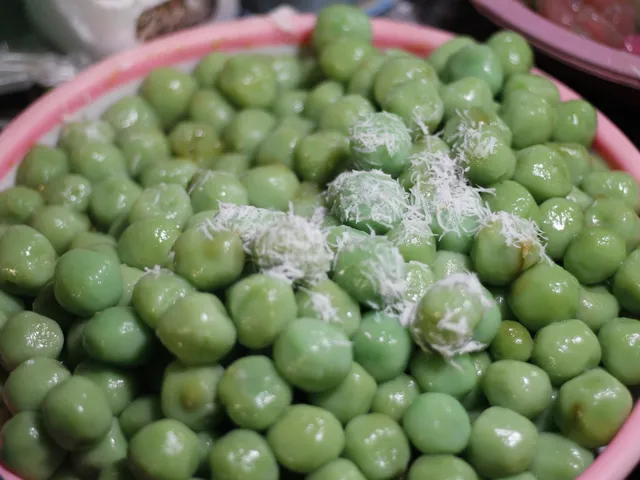 Klepon hijau bertabur kelapa parut