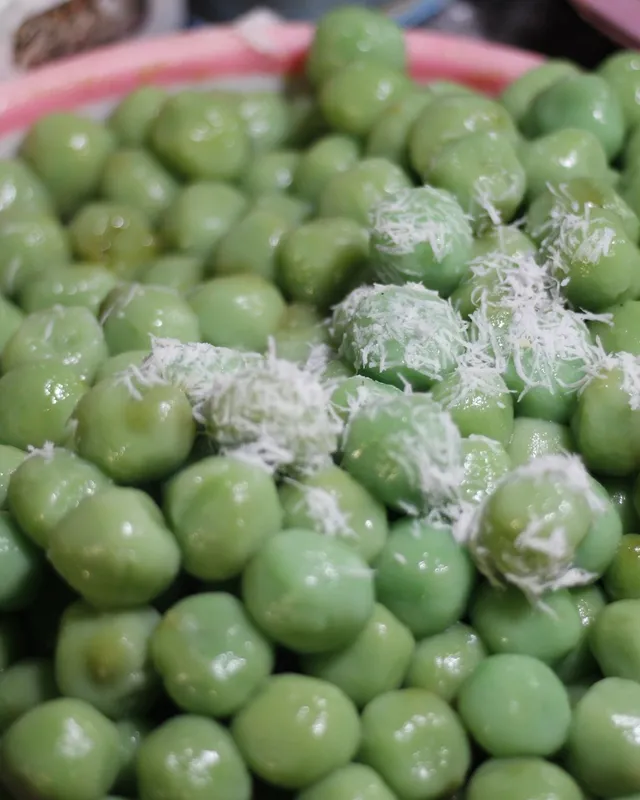 Klepon hijau bertabur kelapa parut