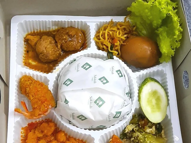 Nasi box bersekat berisi nasi, lauk, sayur, dan sambal