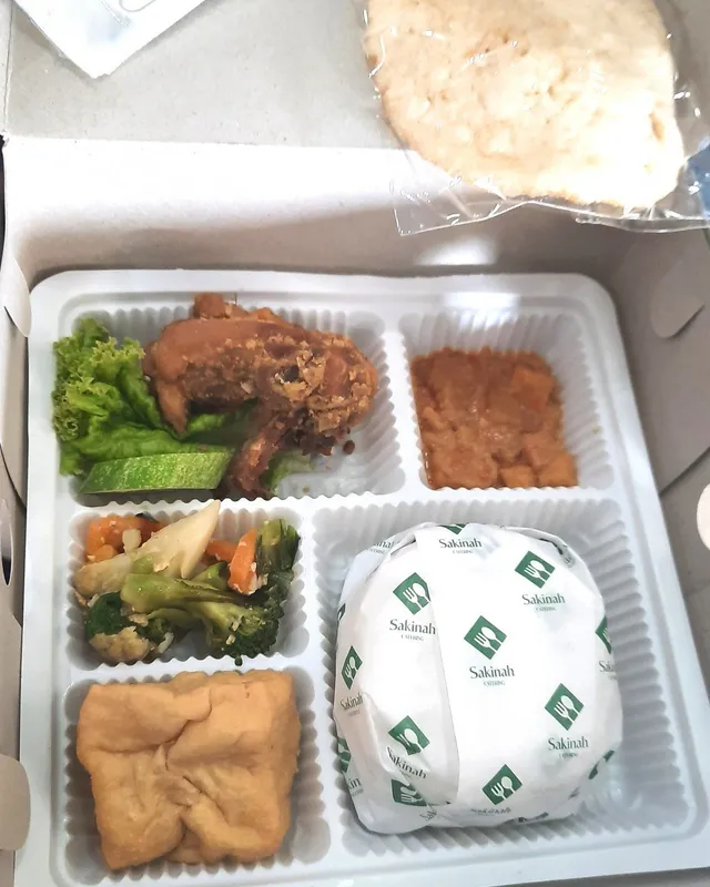 Nasi box bersekat berisi nasi, lauk, dan sayur