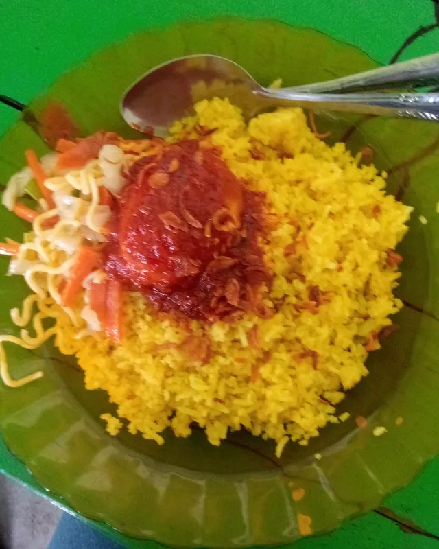 Nasi kuning dengan sambal dan mi goreng