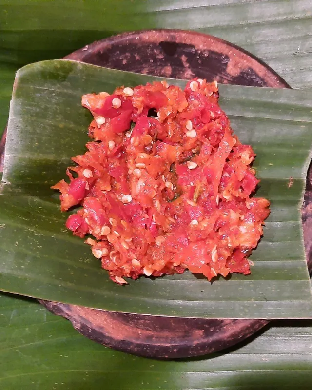 Sambal merah di atas daun pisang